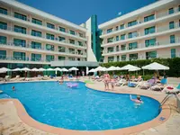 Basen z leżakami w hotelu DIT Evrika Beach Club