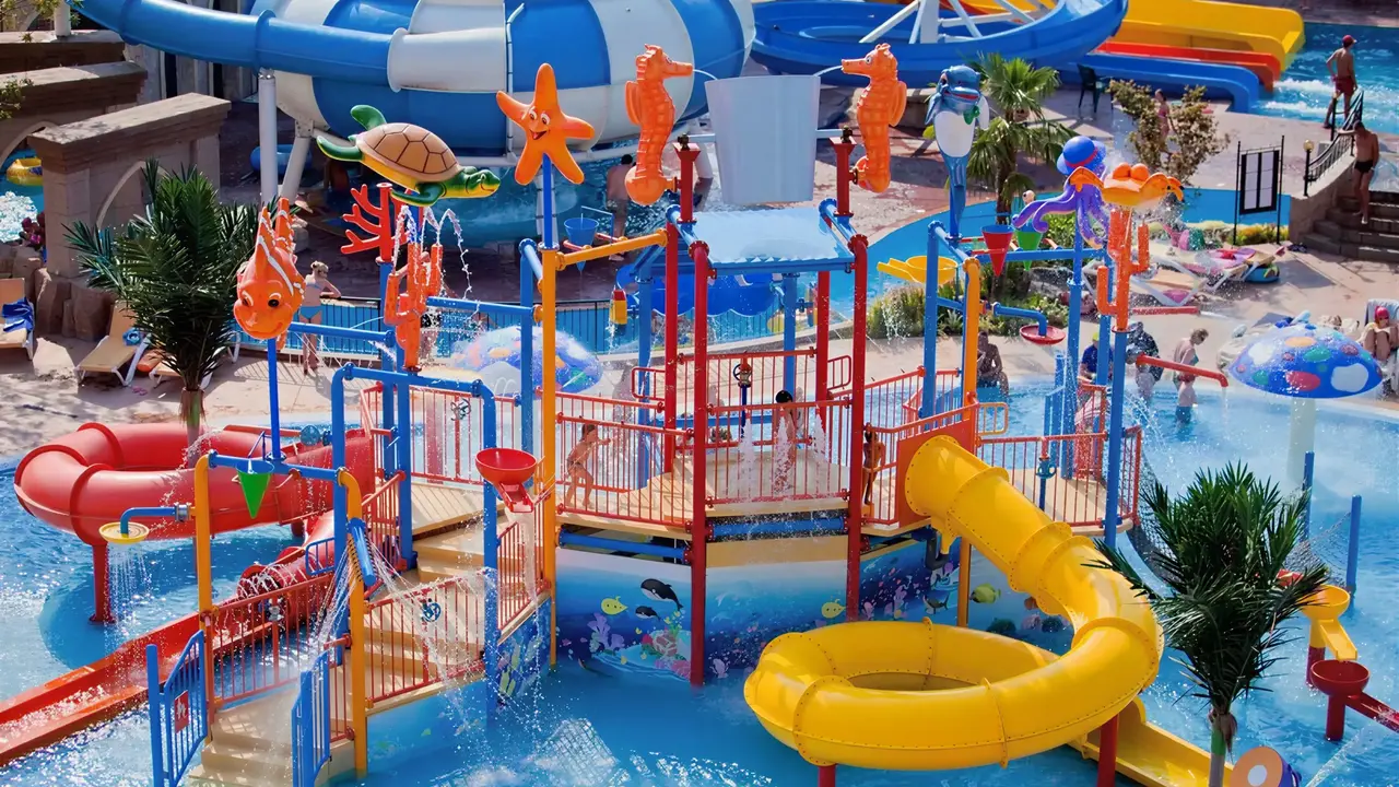 Kolorowy park wodny dla dzieci w DIT Evrika Beach Club