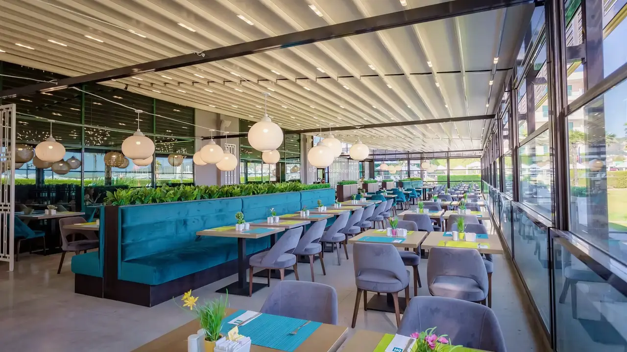Restauracja w hotelu DIT Evrika Beach Club z nowoczesnymi stolikami