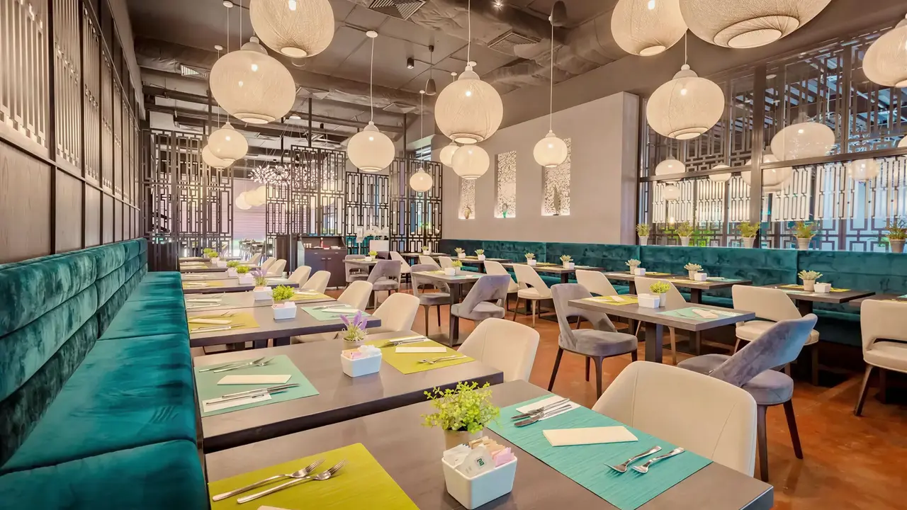Restauracja w hotelu DIT Evrika Beach Club z ustawionymi stołami