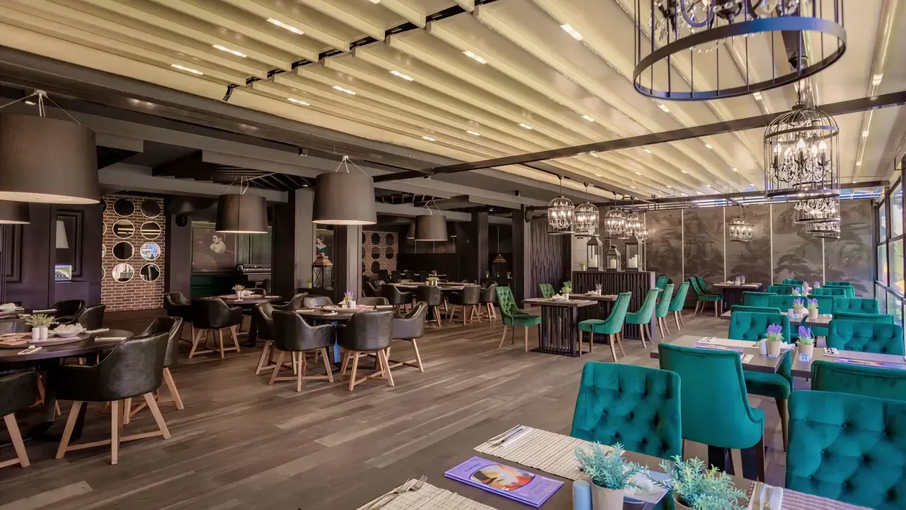 Elegancka restauracja w DIT Evrika Beach Club z turkusowymi krzesłami