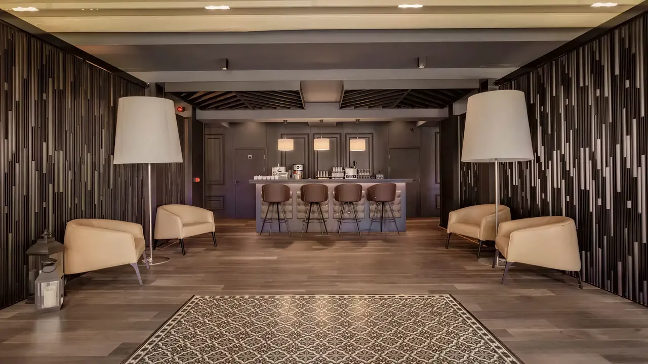 Nowoczesny salon w DIT Evrika Beach Club z wygodnymi fotelami