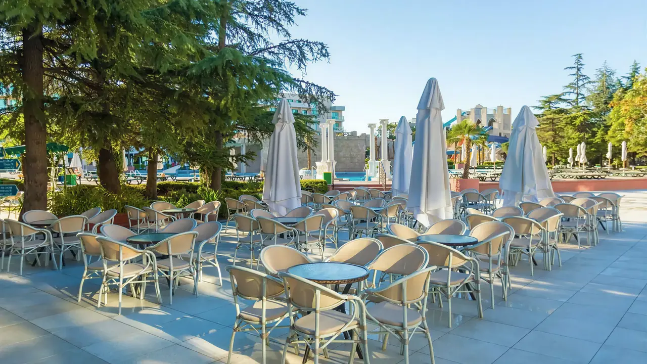 Taras z meblami ogrodowymi w DIT Evrika Beach Club