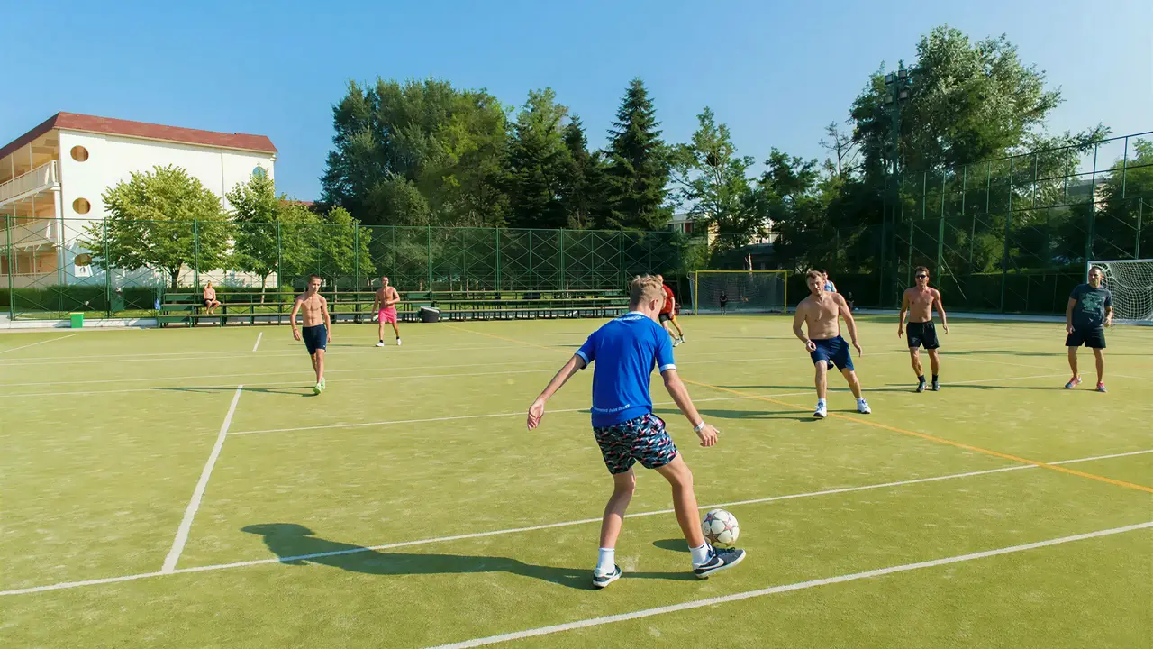 Mężczyźni grają w piłkę nożną w DIT Evrika Beach Club