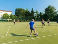 Mężczyźni grają w piłkę nożną w DIT Evrika Beach Club