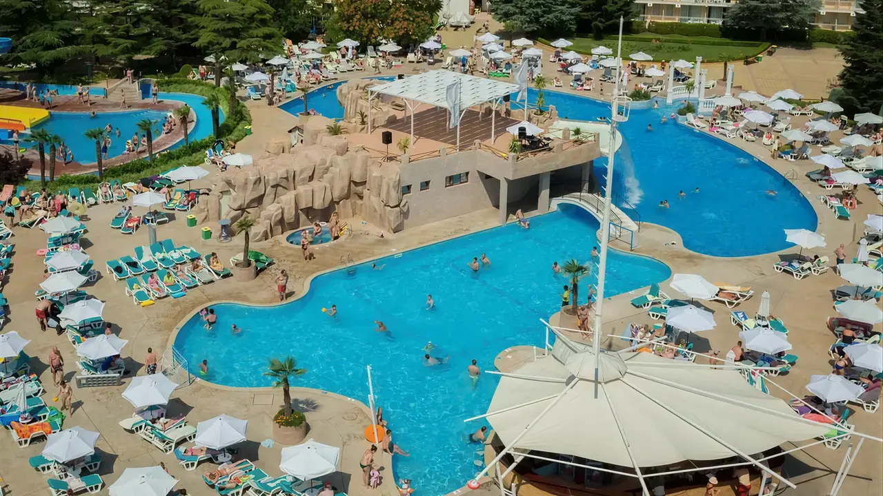 Widok na kompleks basenów w DIT Evrika Beach Club
