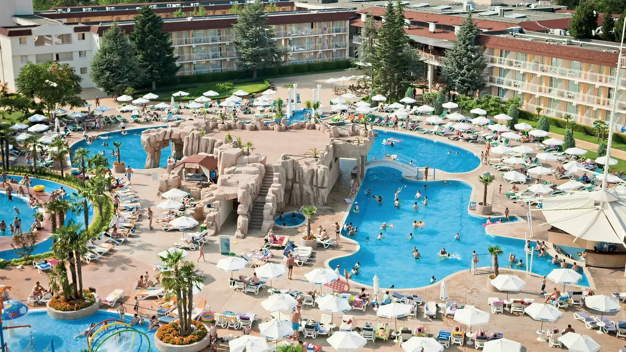 Widok na kompleks basenowy w DIT Evrika Beach Club