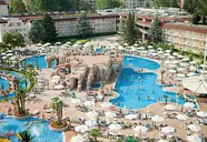Widok na kompleks basenowy w DIT Evrika Beach Club