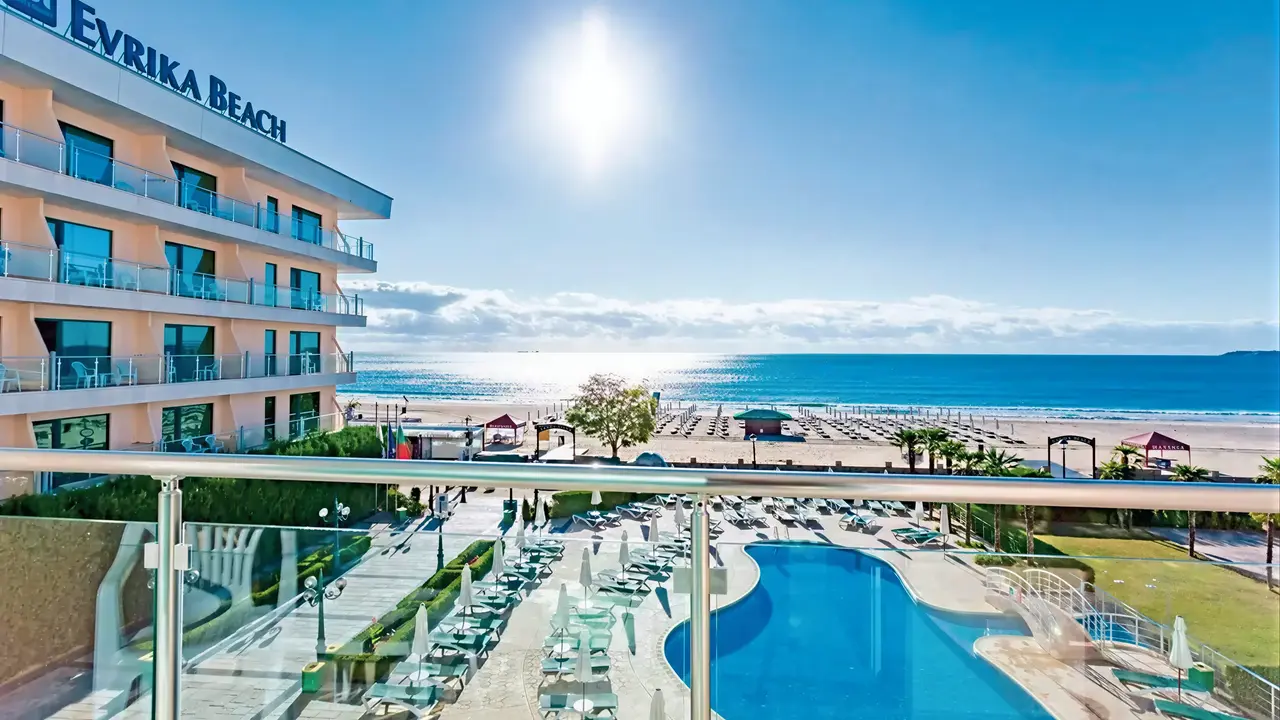 Widok na budynek i basen w DIT Evrika Beach Club