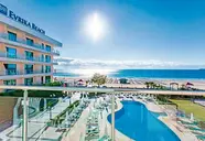 Widok na budynek i basen w DIT Evrika Beach Club