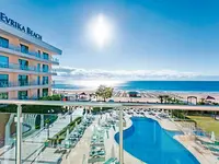 Widok na budynek i basen w DIT Evrika Beach Club