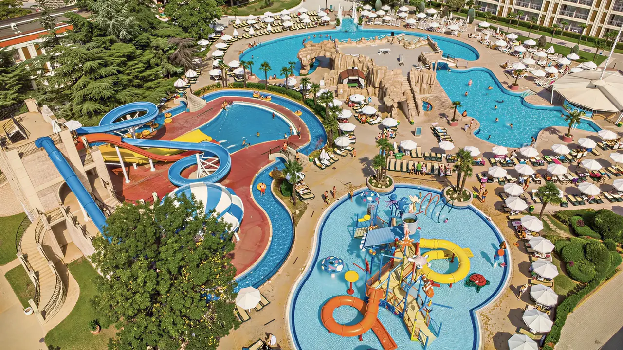 Widok na kompleks basenów w DIT Evrika Beach Club
