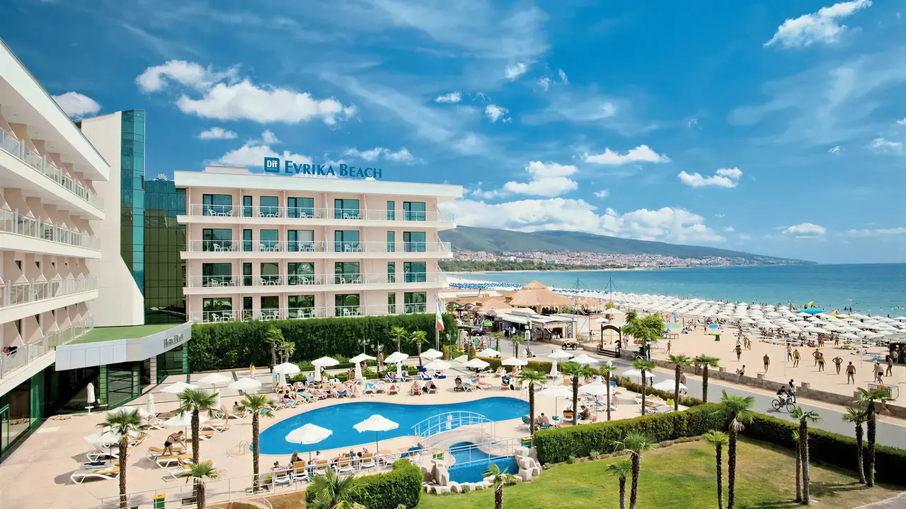 Widok na kompleks DIT Evrika Beach Club z basenem i plażą