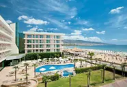 Widok na kompleks DIT Evrika Beach Club z basenem i plażą