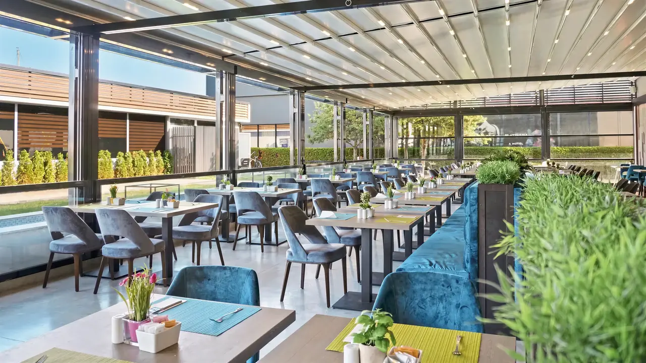 Restauracja w DIT Evrika Beach Club z eleganckimi stolikami