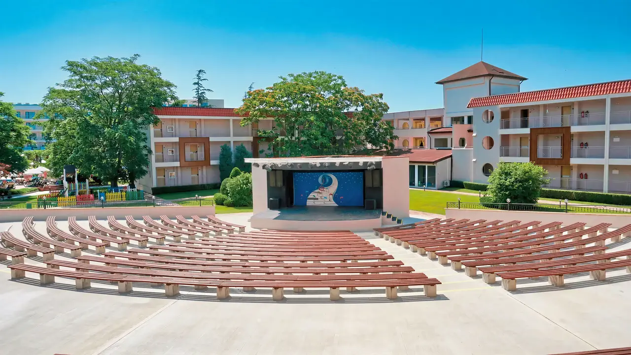 Amfiteatr z ekranem w hotelu DIT Evrika Beach Club