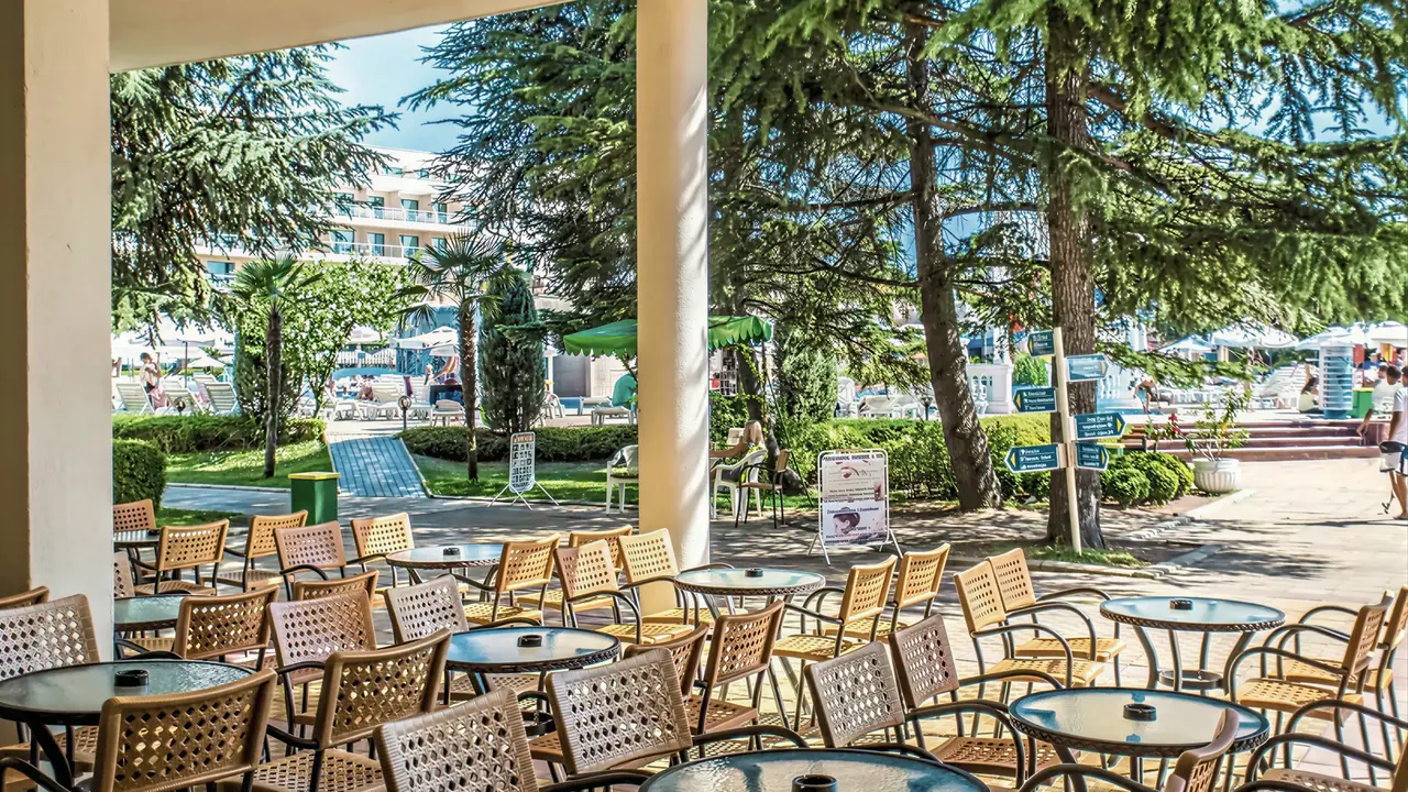 Taras z meblami w DIT Evrika Beach Club przy zieleni