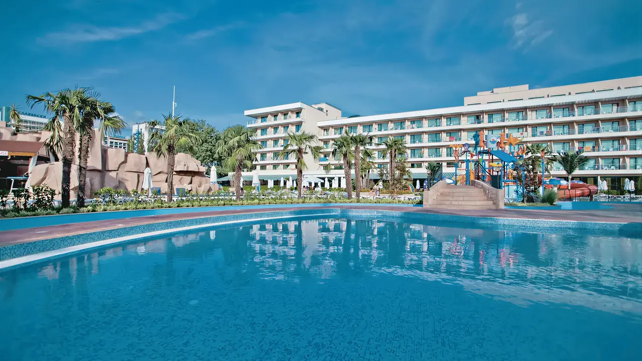 Widok na basen i budynki DIT Evrika Beach Club