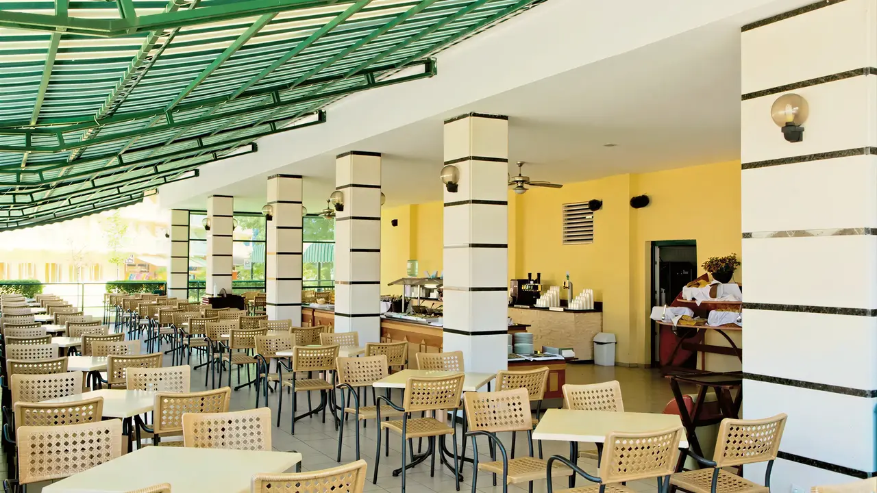 Restauracja w DIT Evrika Beach Club z licznymi stolikami