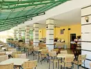 Restauracja w DIT Evrika Beach Club z licznymi stolikami