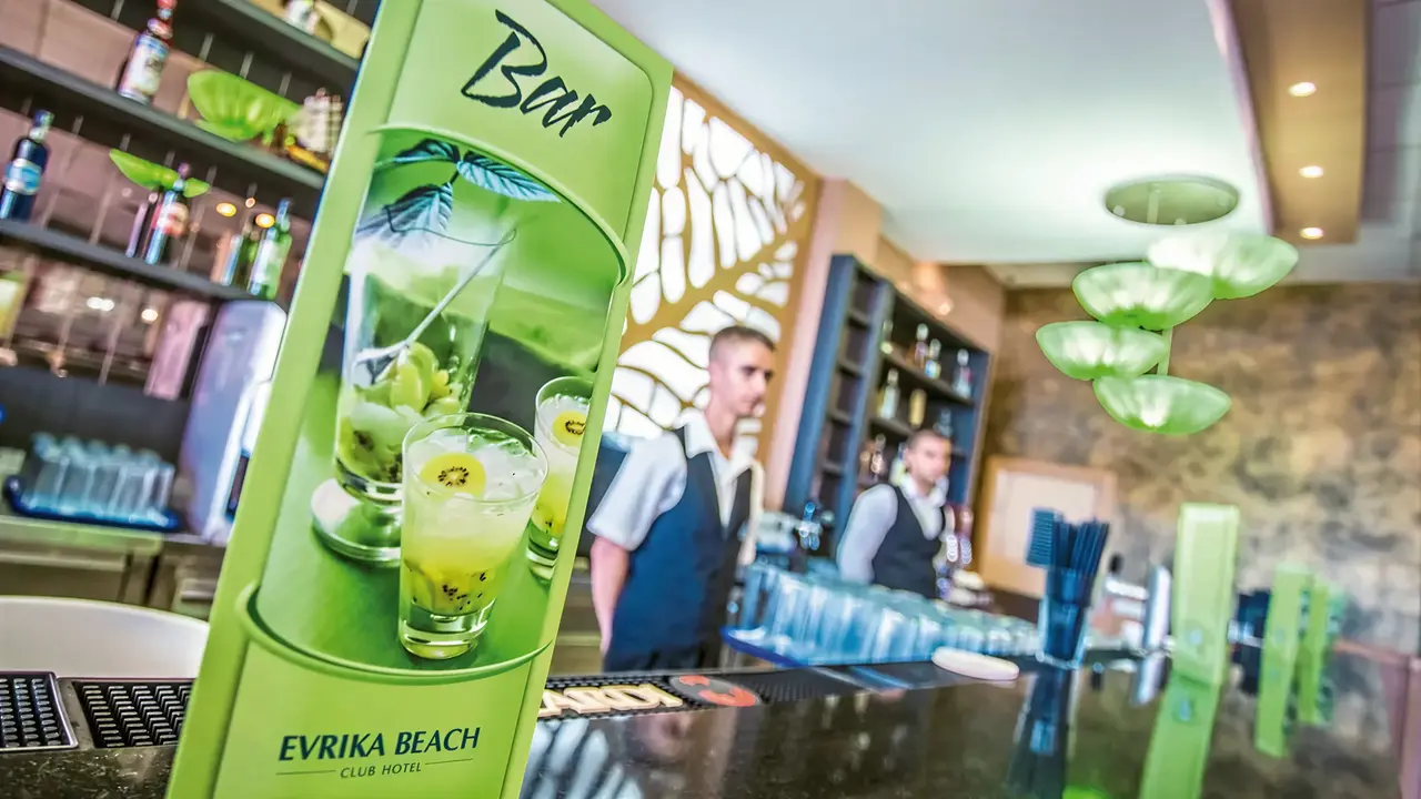 Bar w hotelu DIT Evrika Beach Club