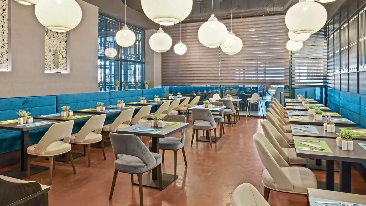Nowoczesna restauracja w DIT Evrika Beach Club z niebieskimi kanapami