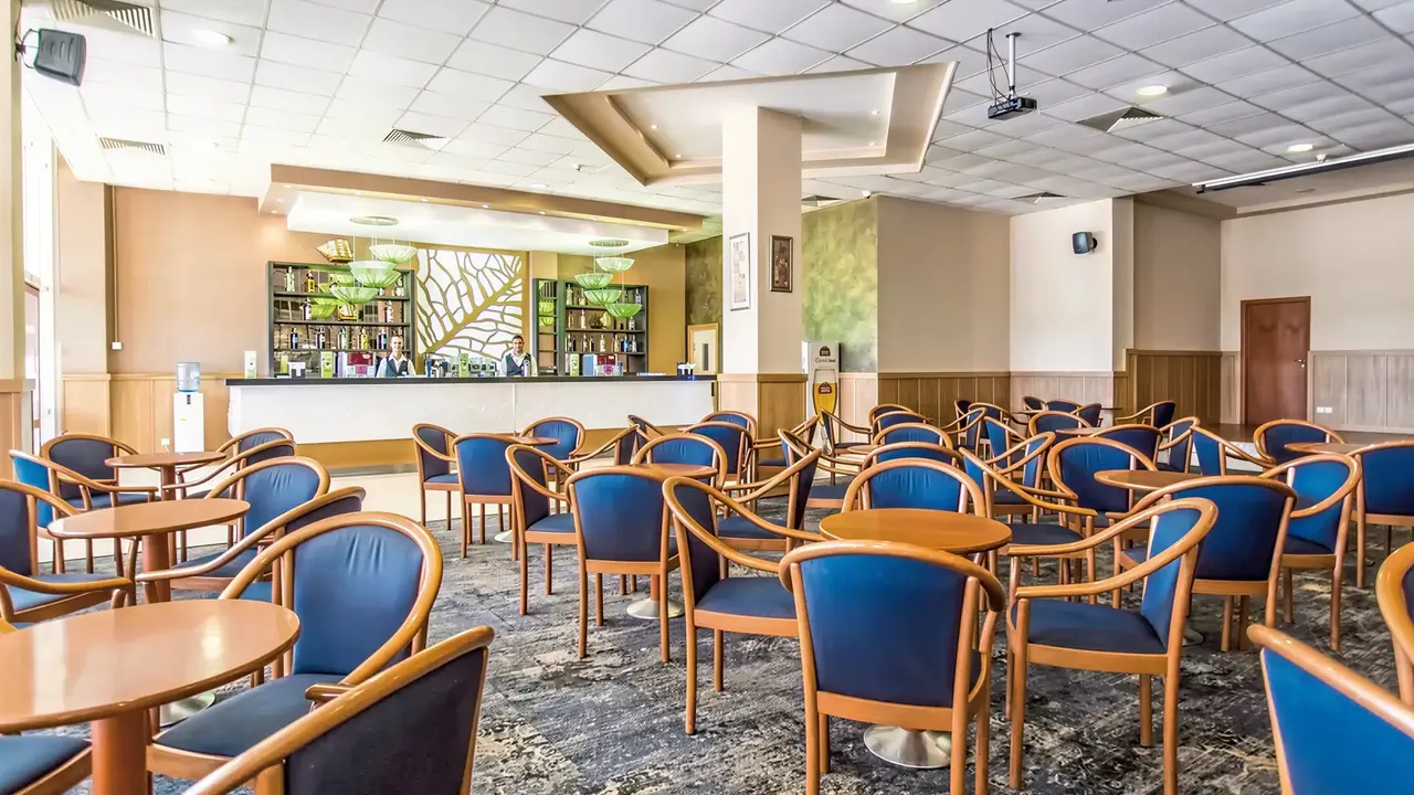 Restauracja w DIT Evrika Beach Club z niebieskimi krzesłami