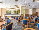 Restauracja w DIT Evrika Beach Club z niebieskimi krzesłami