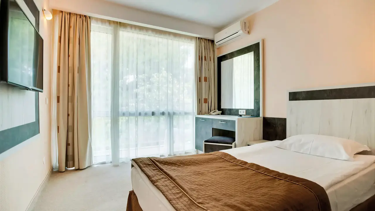 Pokój z łóżkiem w DIT Evrika Beach Club