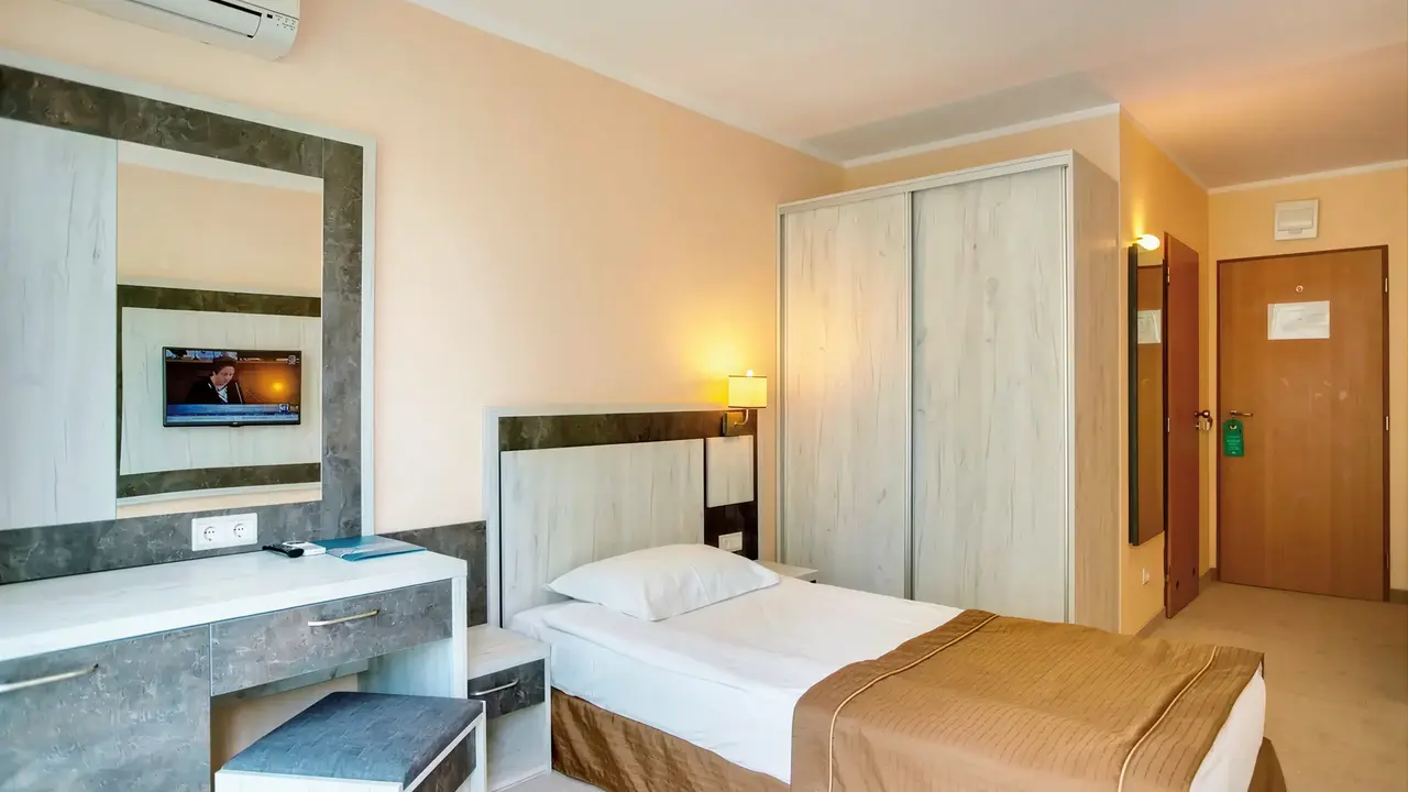 Pokój z łóżkiem w DIT Evrika Beach Club