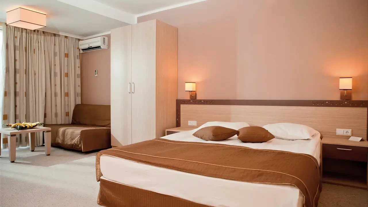 Przytulny pokój z łóżkiem w DIT Evrika Beach Club