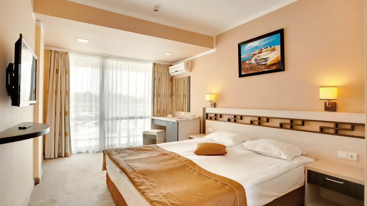 Sypialnia w hotelu DIT Evrika Beach Club