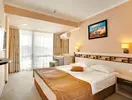 Sypialnia w hotelu DIT Evrika Beach Club