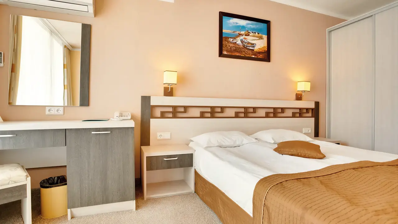 Pokój z łóżkiem w DIT Evrika Beach Club