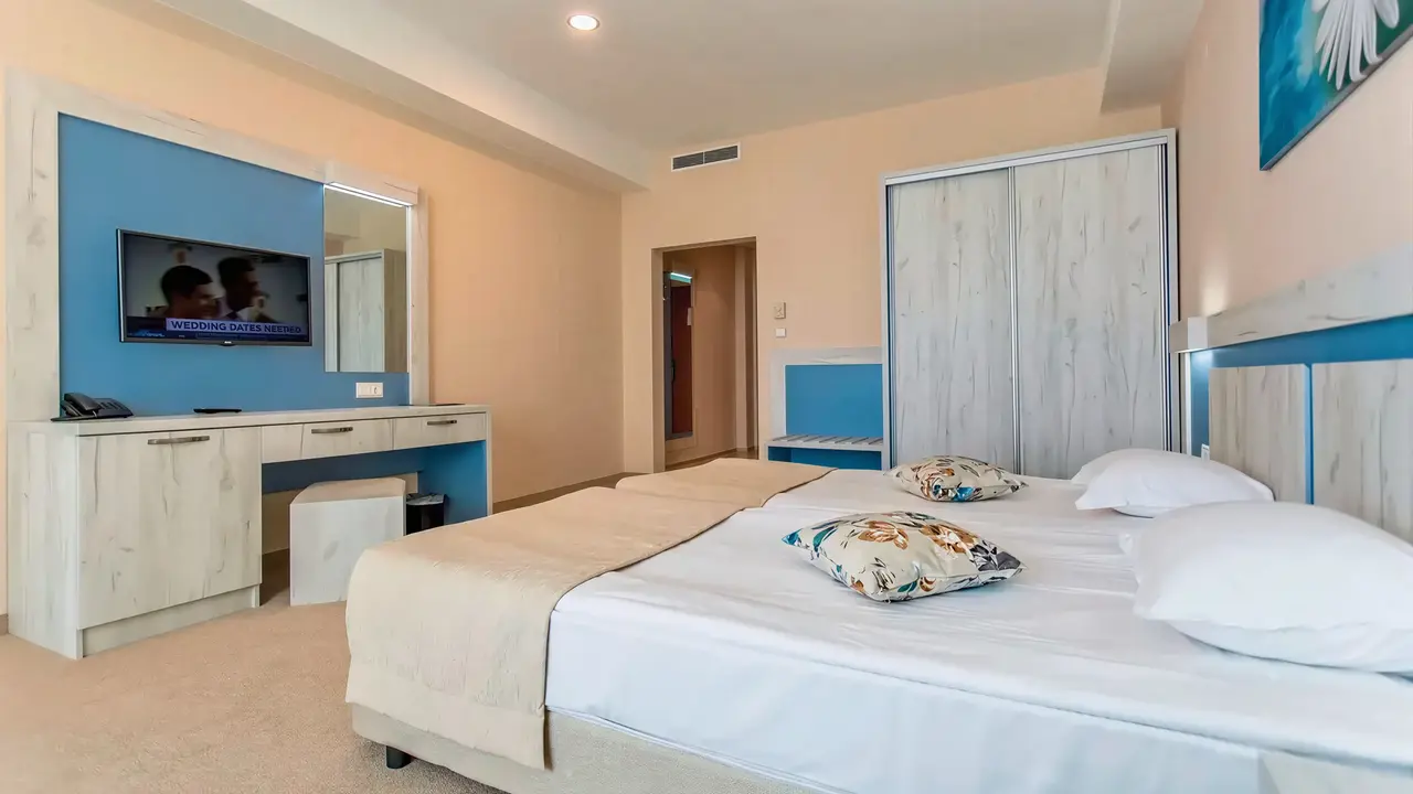 Pokój z łóżkiem w DIT Evrika Beach Club