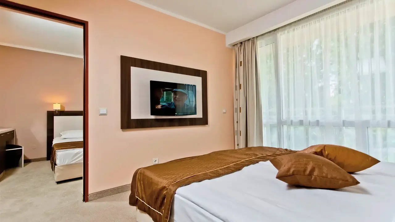 Pokój z łóżkiem w hotelu DIT Evrika Beach Club