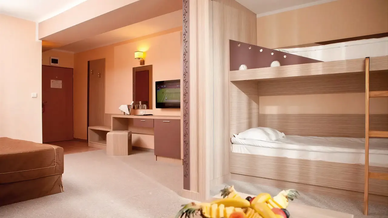 Wnętrze pokoju z łóżkiem w DIT Evrika Beach Club