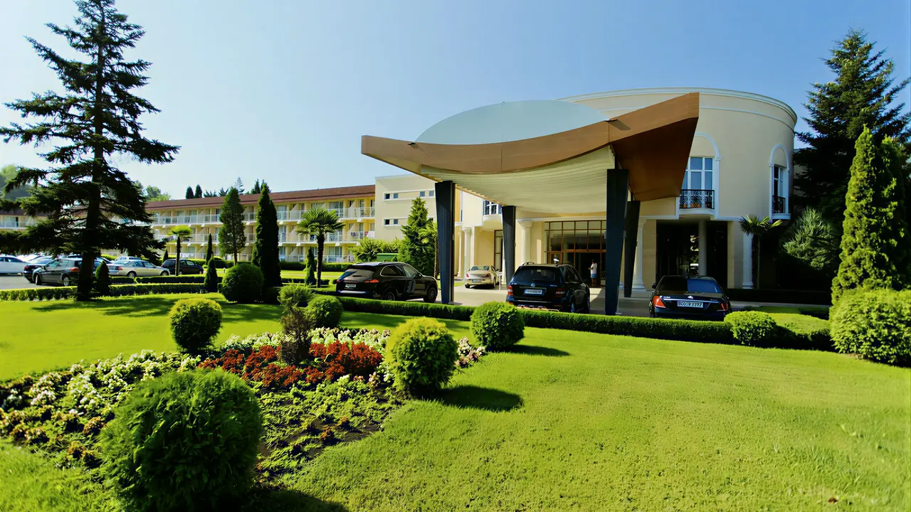 Elewacja i wejście do DIT Evrika Beach Club z trawnikiem