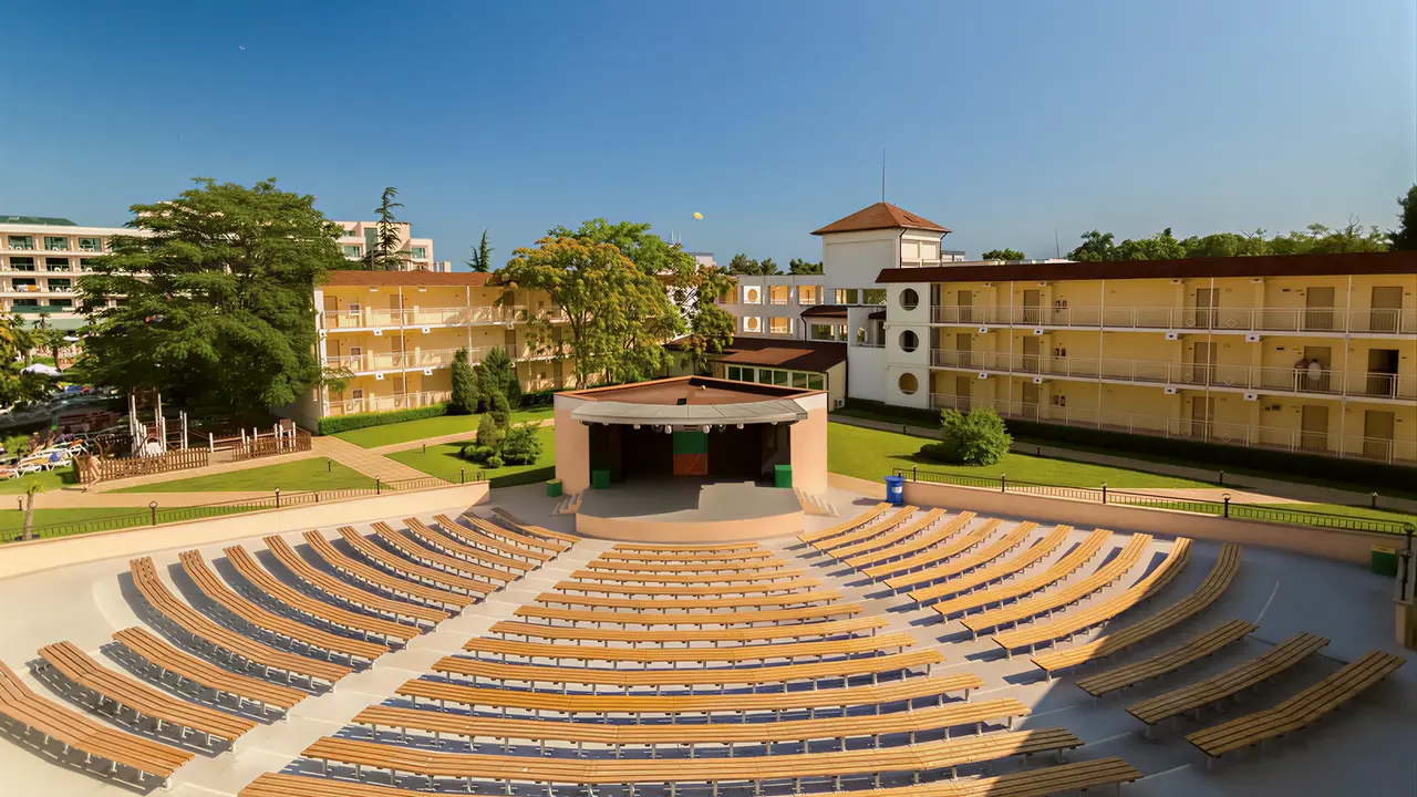 Amfiteatr w DIT Evrika Beach Club z rzędami siedzeń