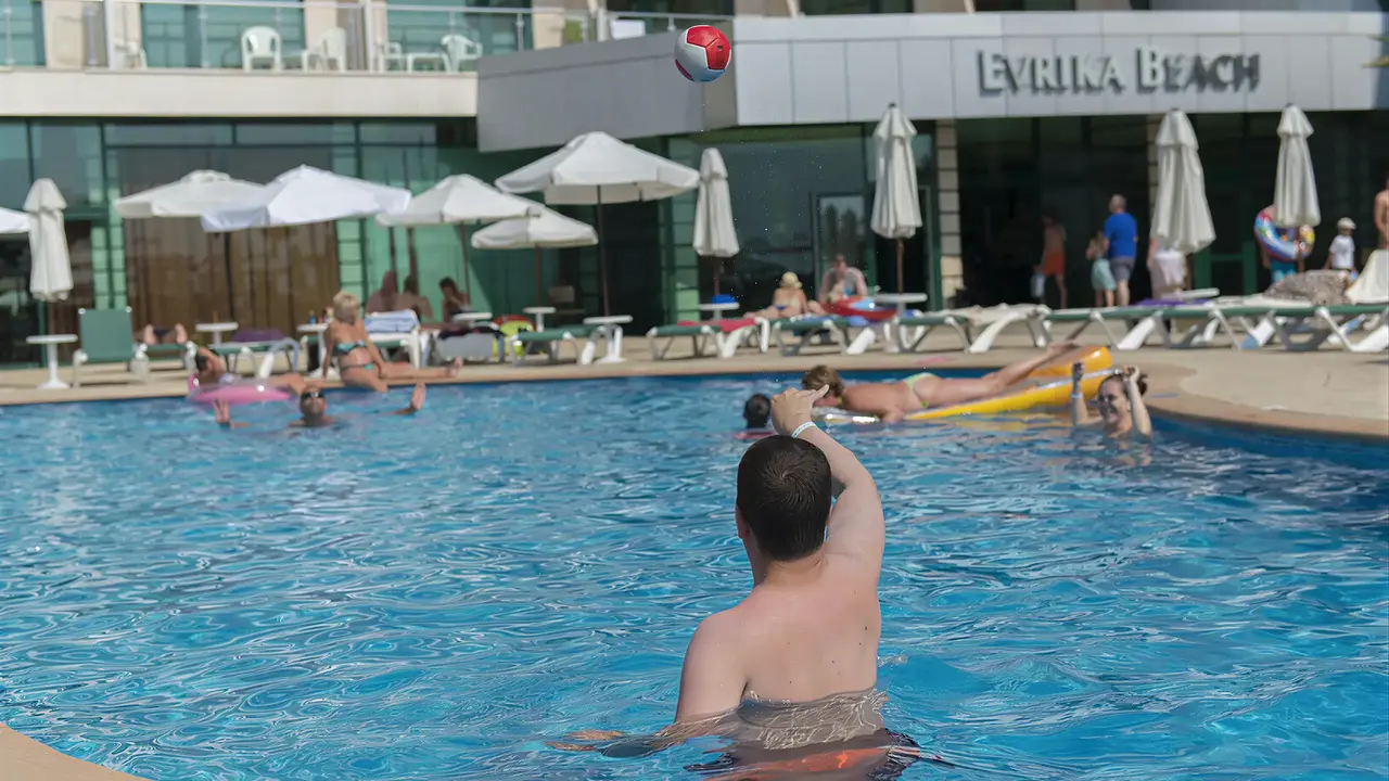 Goście w basenie w hotelu DIT Evrika Beach Club
