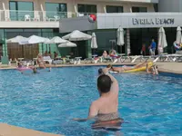 Goście w basenie w hotelu DIT Evrika Beach Club