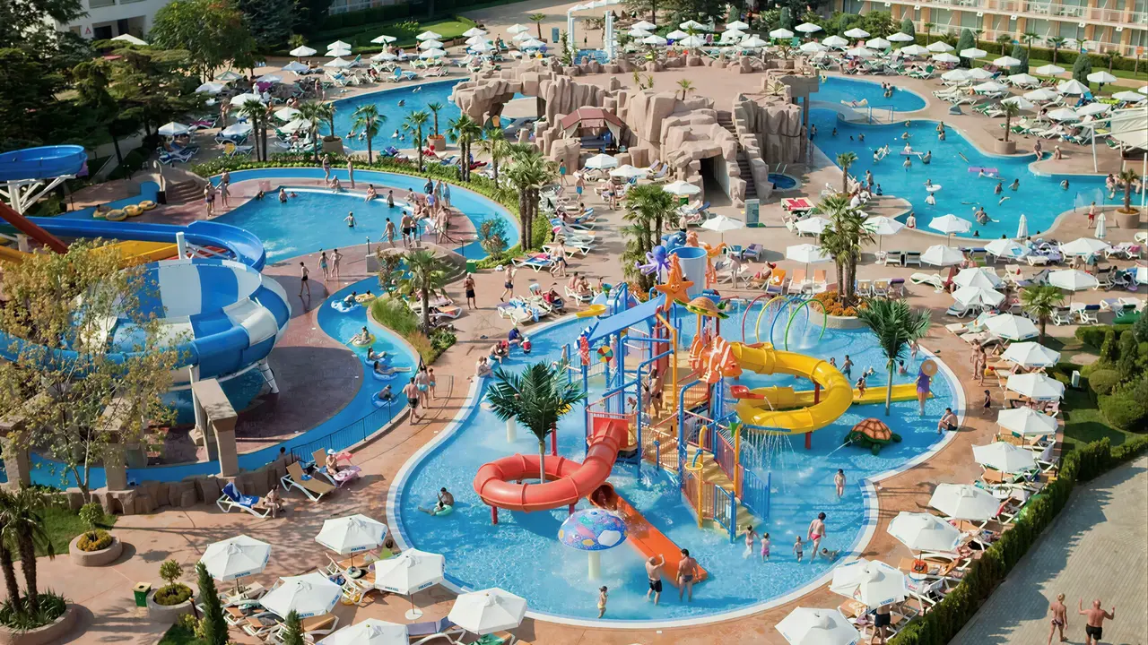 Park wodny ze zjeżdżalniami w DIT Evrika Beach Club