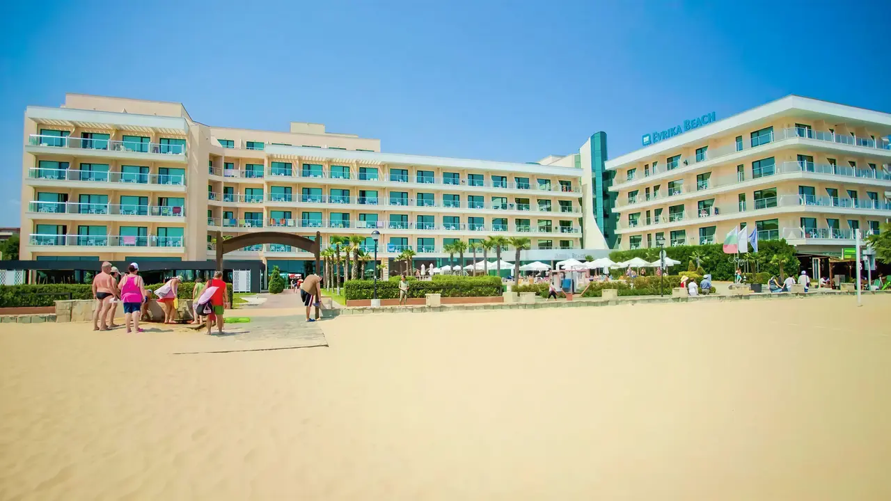Budynek hotelu DIT Evrika Beach Club widziany z plaży