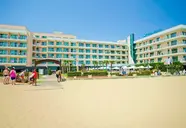 Budynek hotelu DIT Evrika Beach Club widziany z plaży