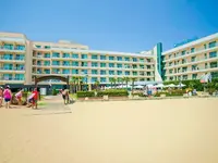 Budynek hotelu DIT Evrika Beach Club widziany z plaży