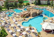 Widok na kompleks basenów w DIT Evrika Beach Club