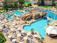 Widok na kompleks basenów w DIT Evrika Beach Club