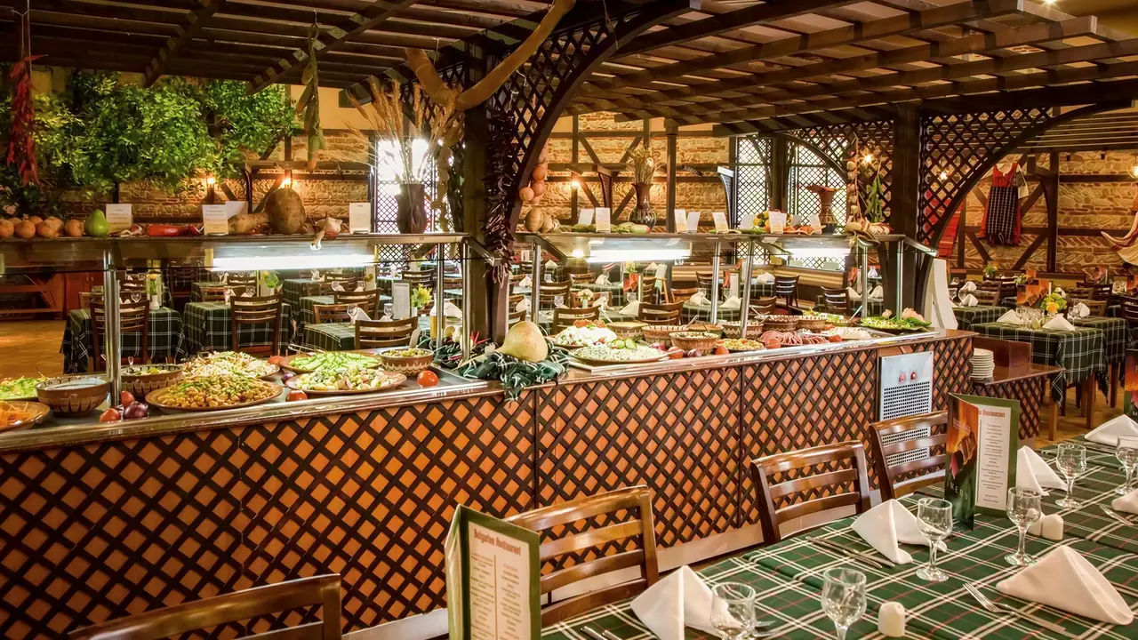 Bufet z jedzeniem w restauracji DIT Evrika Beach Club