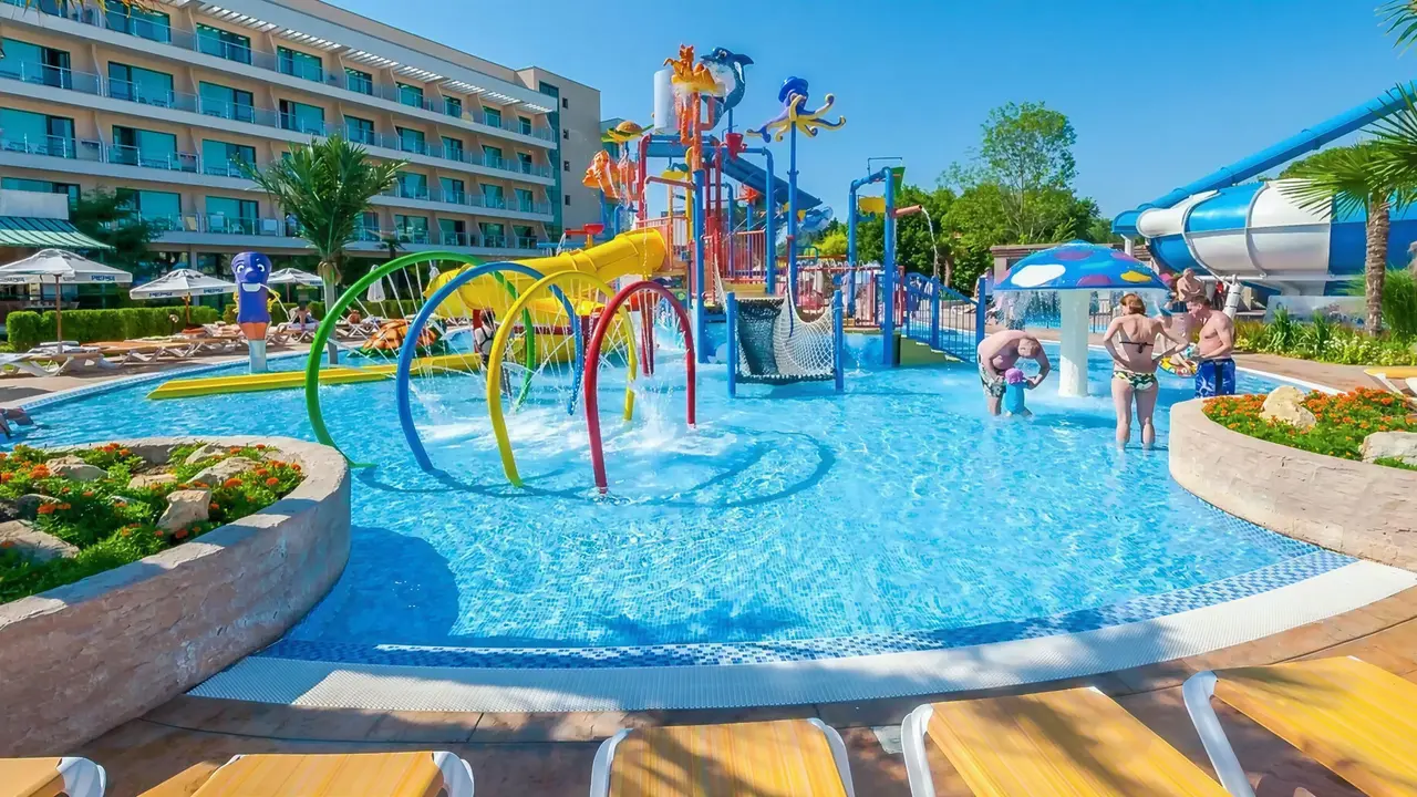 Zjeżdżalnie wodne i basen w DIT Evrika Beach Club