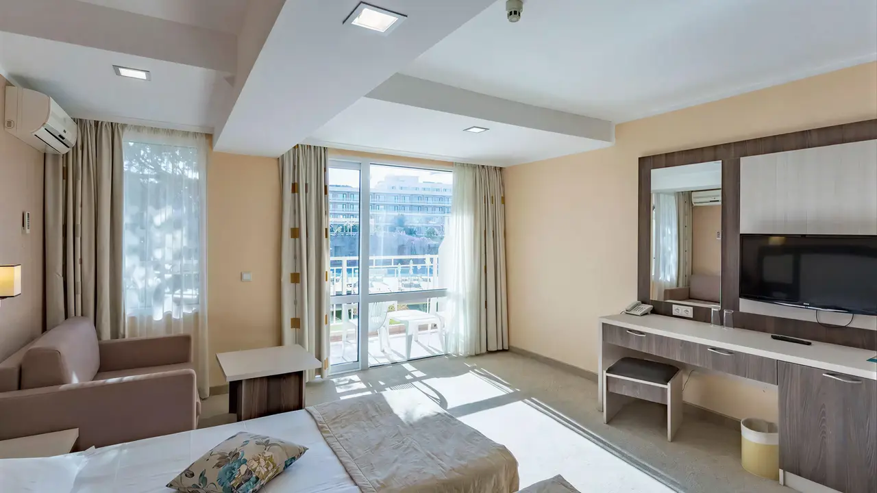 Nowoczesny pokój gościnny w DIT Evrika Beach Club